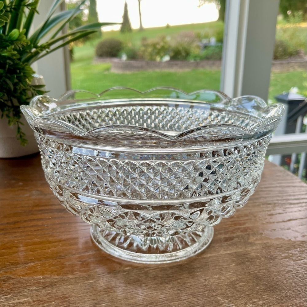 VINTAGE, ANCHOR HOCKING,10” WEXFORD GLASS BOWL WITH SCALLOPED RIM.10”W X 5 7/8”H